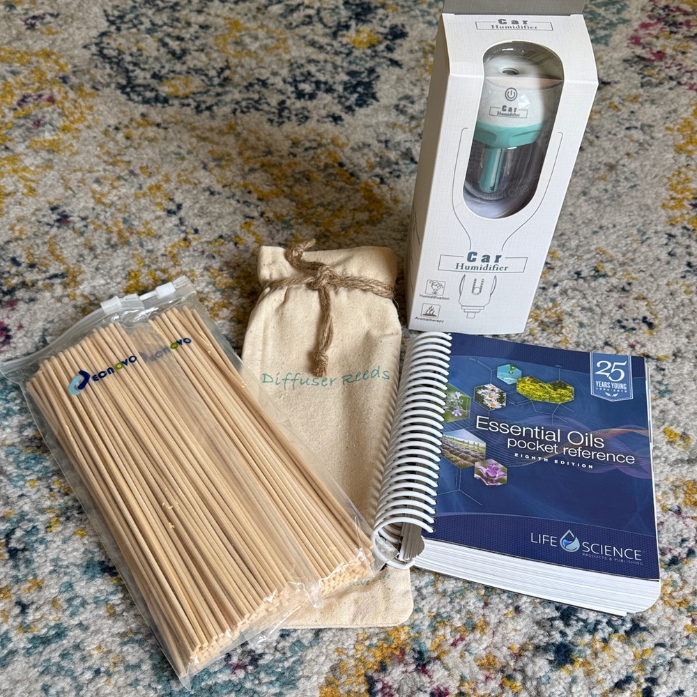 Essential Oils Pocket Reference and Car Humidifier Set